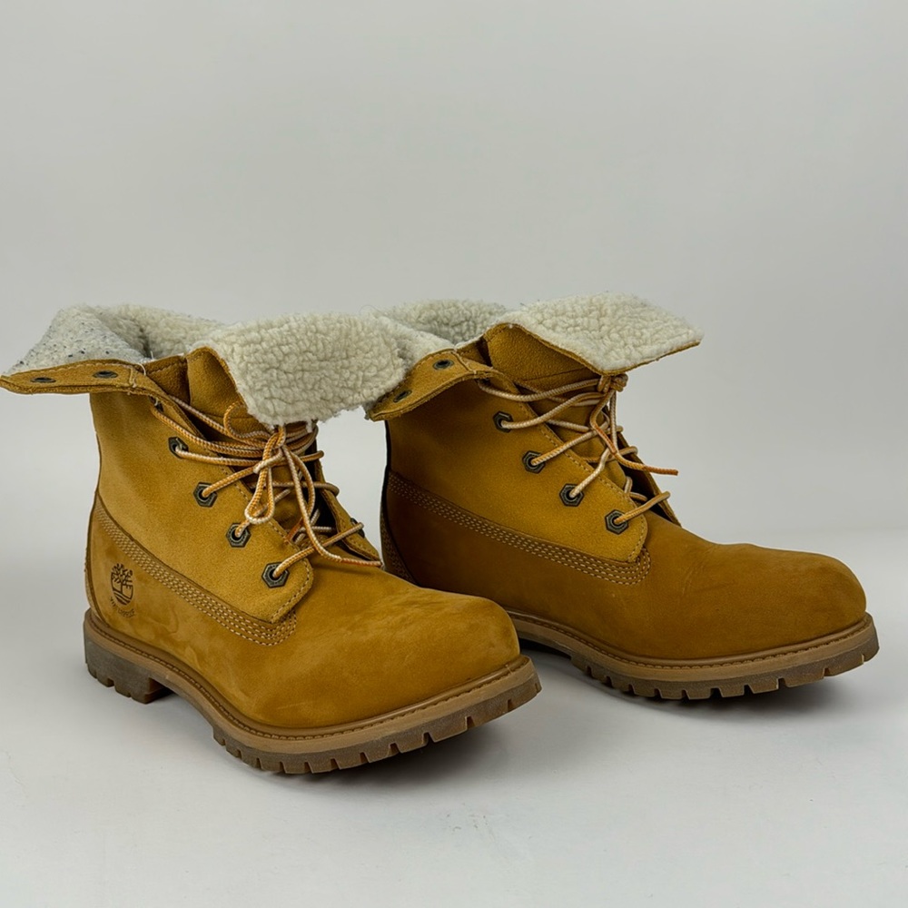 Lightly used Timberland- Auth Tedy Fleece in Wheat; size 8; waterproof